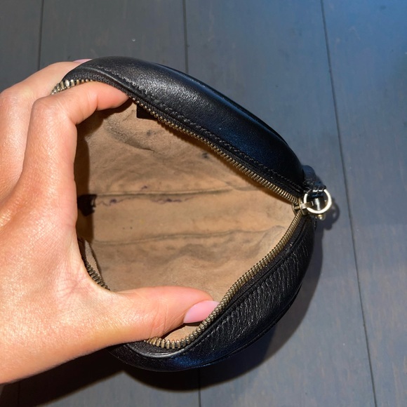 Round Gucci GG Marmont bag in black. Exterior is in impecable condition. - Picture 5 of 7